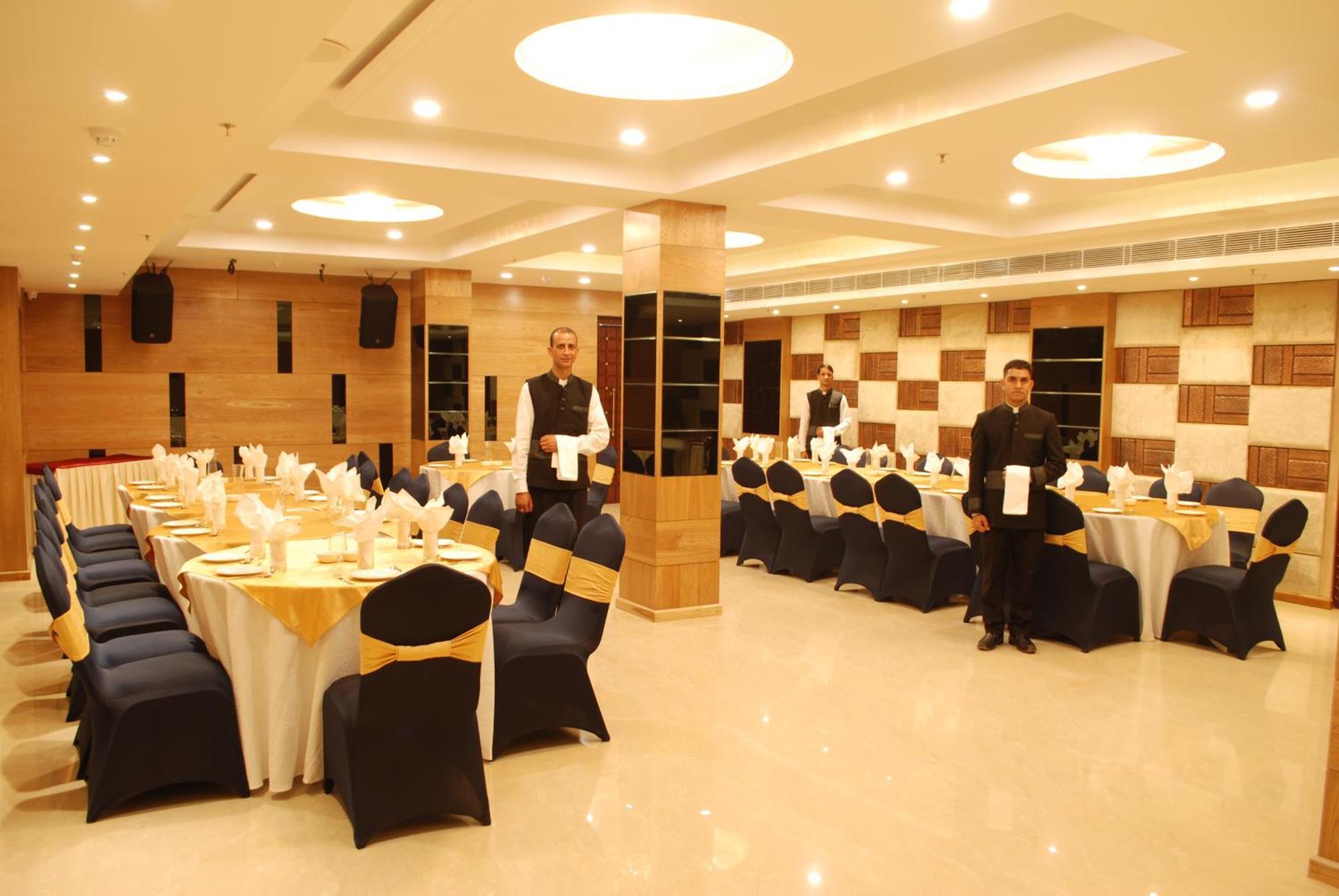 Glades Hotel Mohali Exterior photo