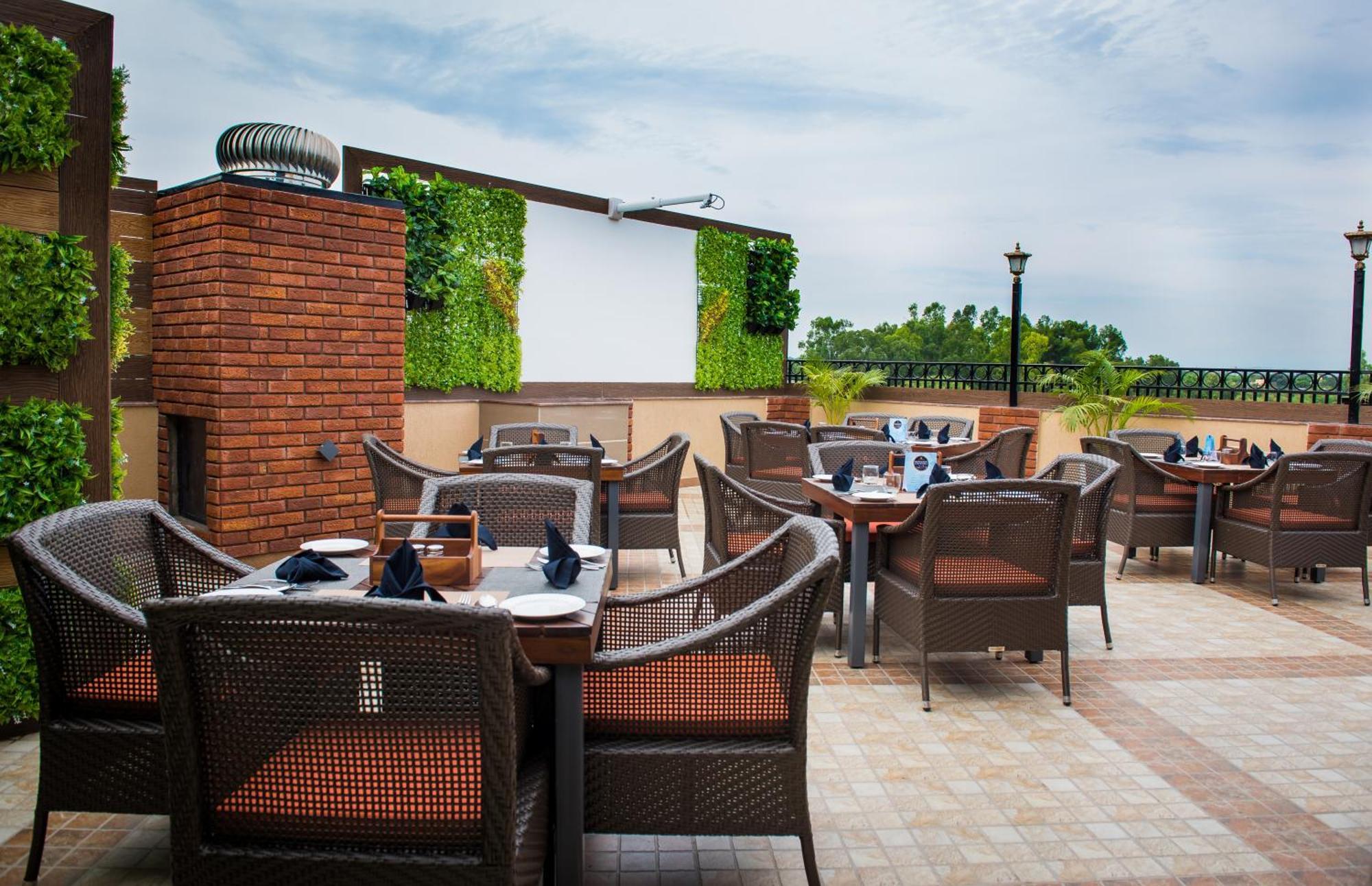 Glades Hotel Mohali Exterior photo