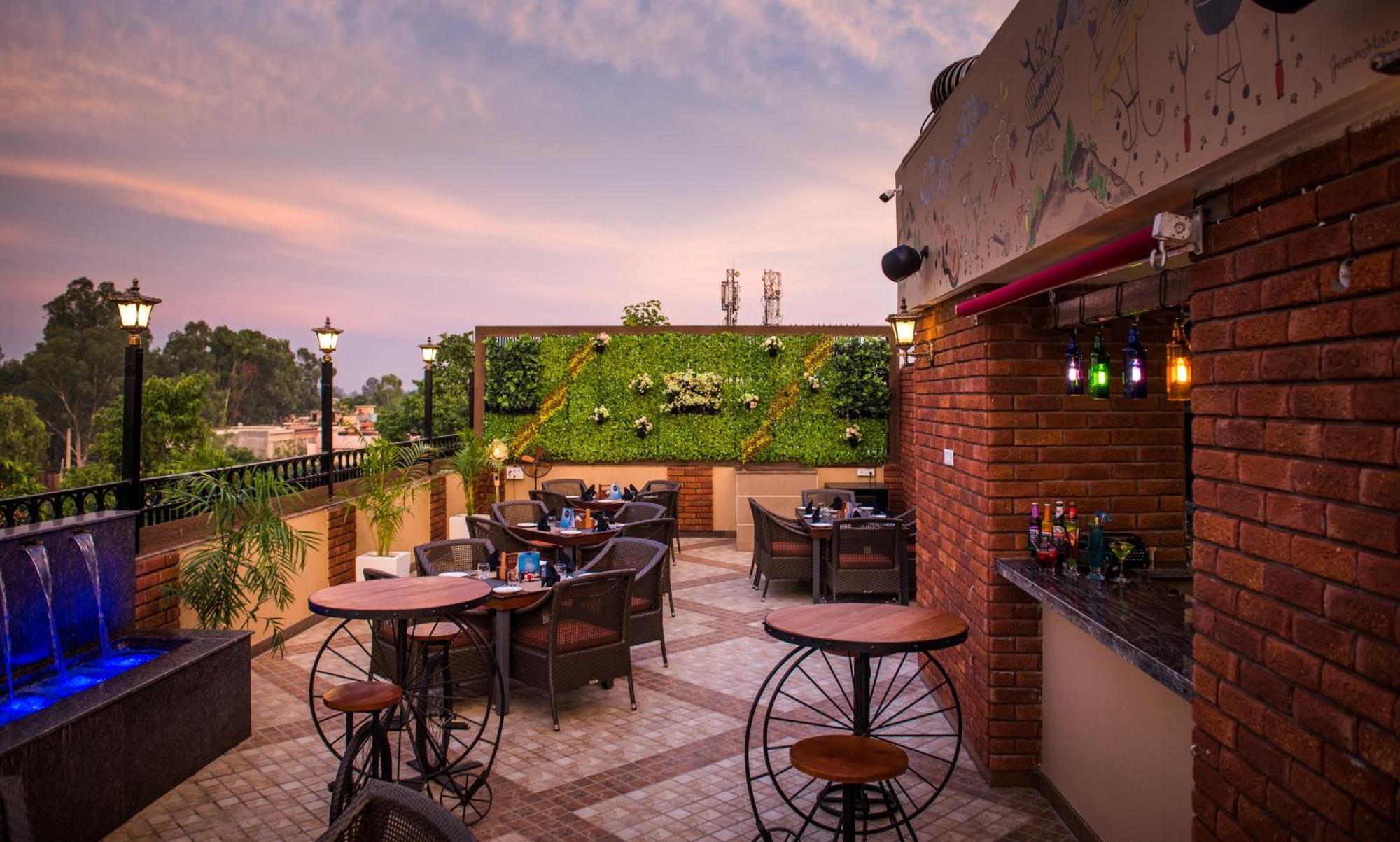 Glades Hotel Mohali Exterior photo