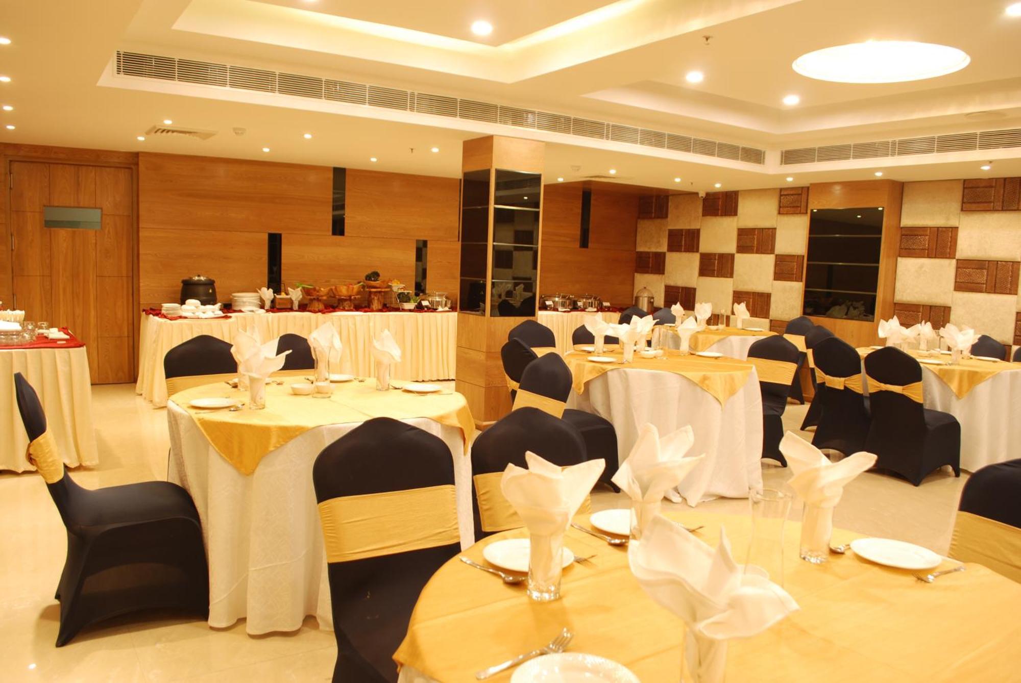 Glades Hotel Mohali Exterior photo